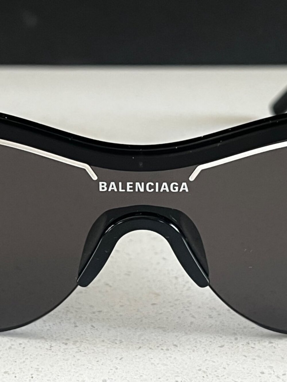 Balenciaga Shield BB0004S sunglasses in shiny black - Picture 7 of 10